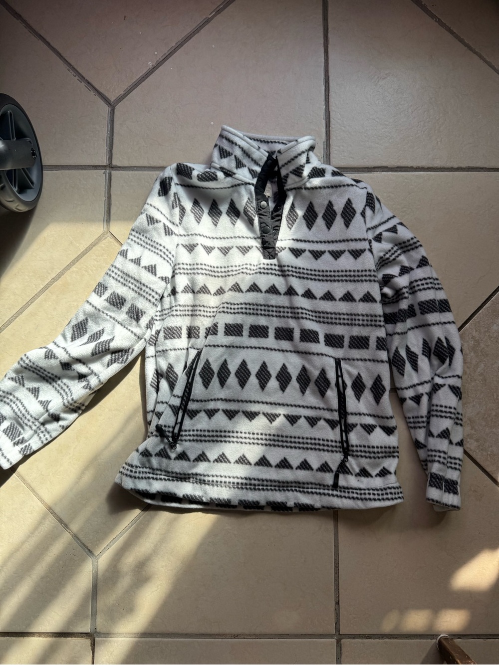 Men's Black & White Geometric Fleece Pullover Sweater
